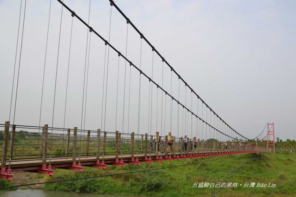 萬巒彩繪吊橋