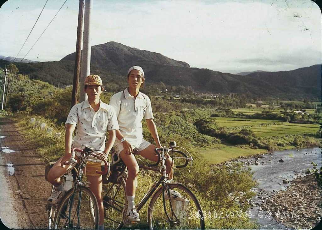 1977年22歲大四騎車途經四重溪，同學游火金與