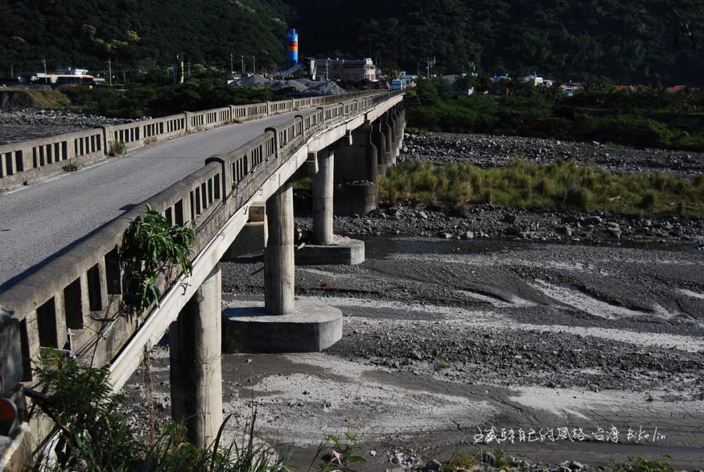 我卻獨鍾2009年莫拉克颱風大災情前的「舊阡仔崙橋」