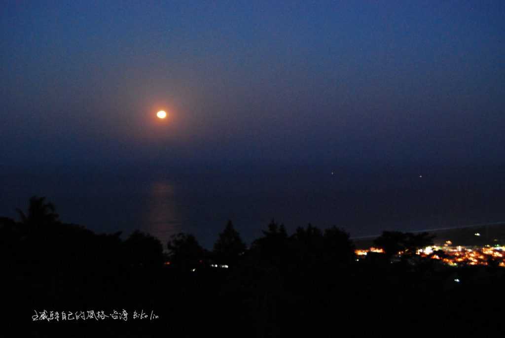 「日昇花園部落」月出於海平線