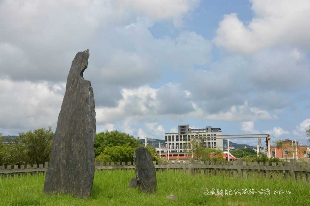 唯一仍留存在原地的史前卑南遺蹟「卑南文化月形石柱」