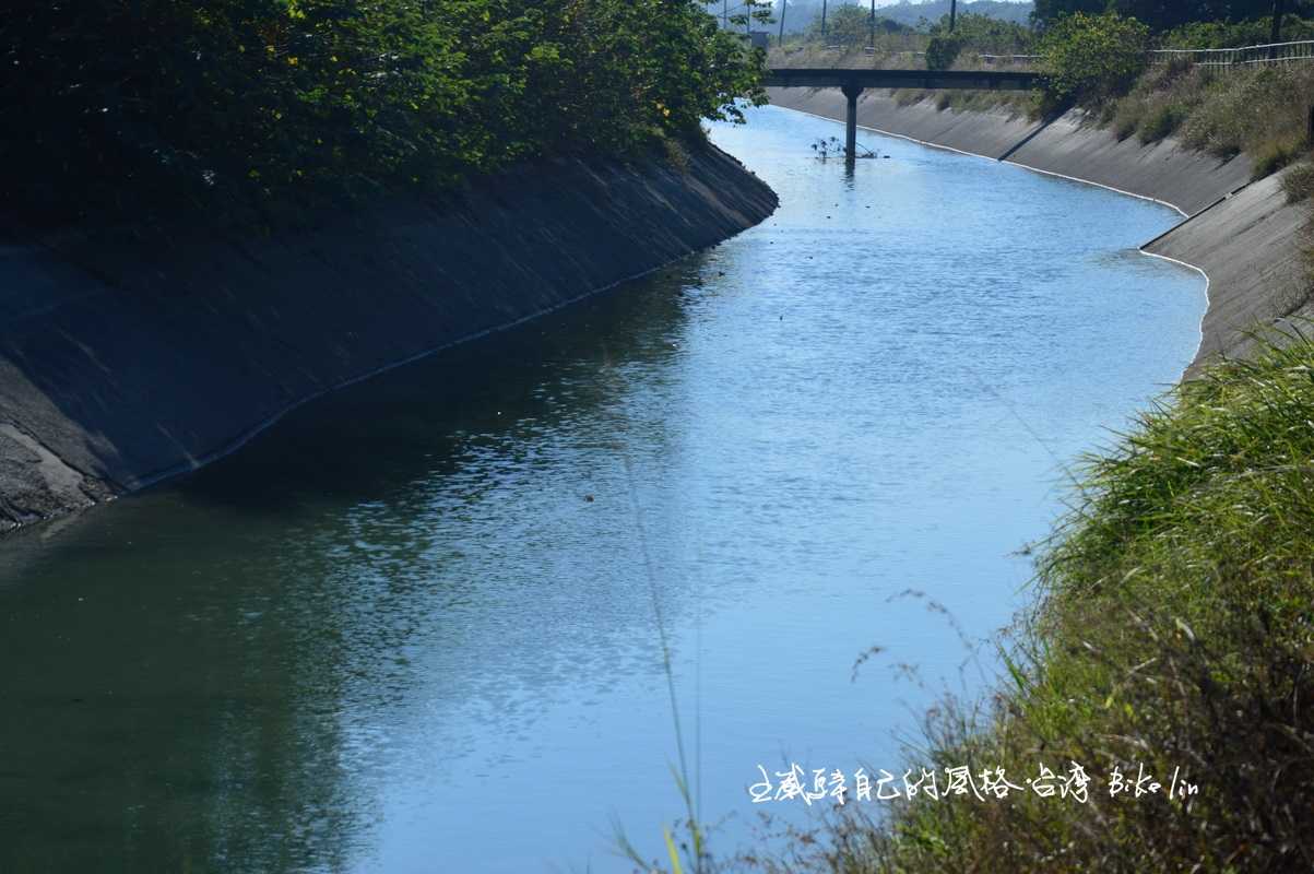 渡槽橋過後白河這一端平靜水流