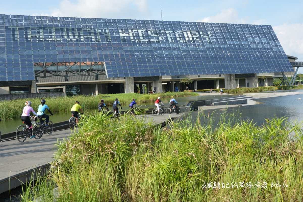 騎車旅行穿梭在古「台江內海」大海灣裡的「國立台灣歷史博物館」