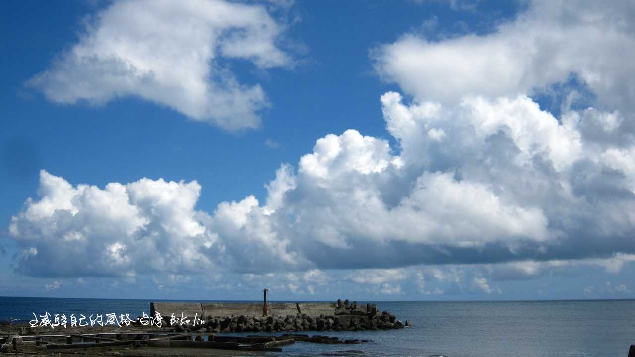 「馬崗漁港」典型藍與白，勝出騎車旅人心眼