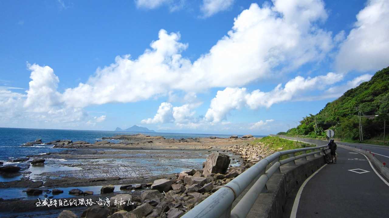 直接兩輪融入「藍與白」風情畫裡