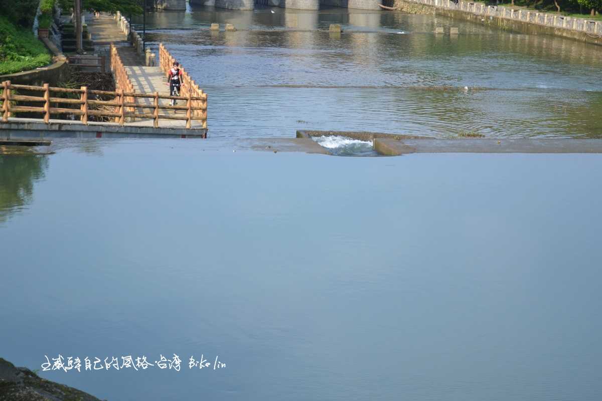 親水公園木橋的百變牛欄河水漾