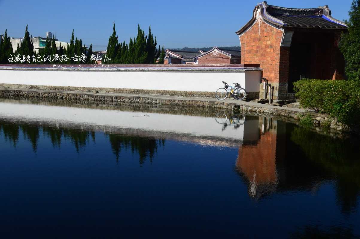 晨光映著1860年「李騰芳古厝」前圍牆外半月池 