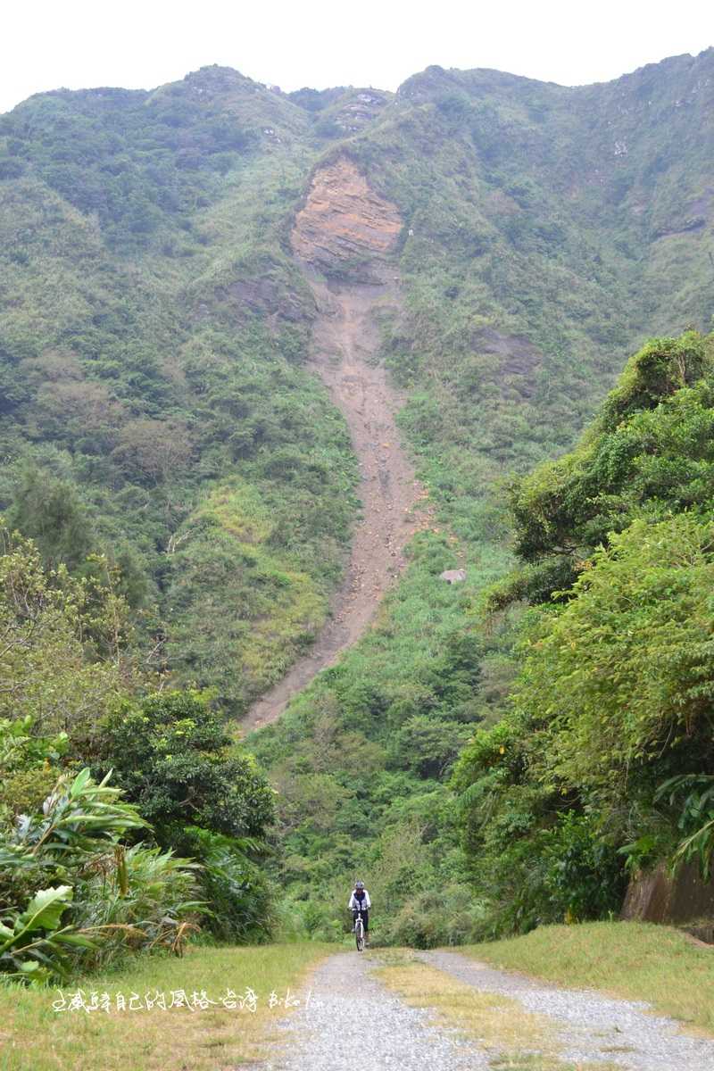 好似一條巨蟒被從off road上來的陳班長給鎮住定形