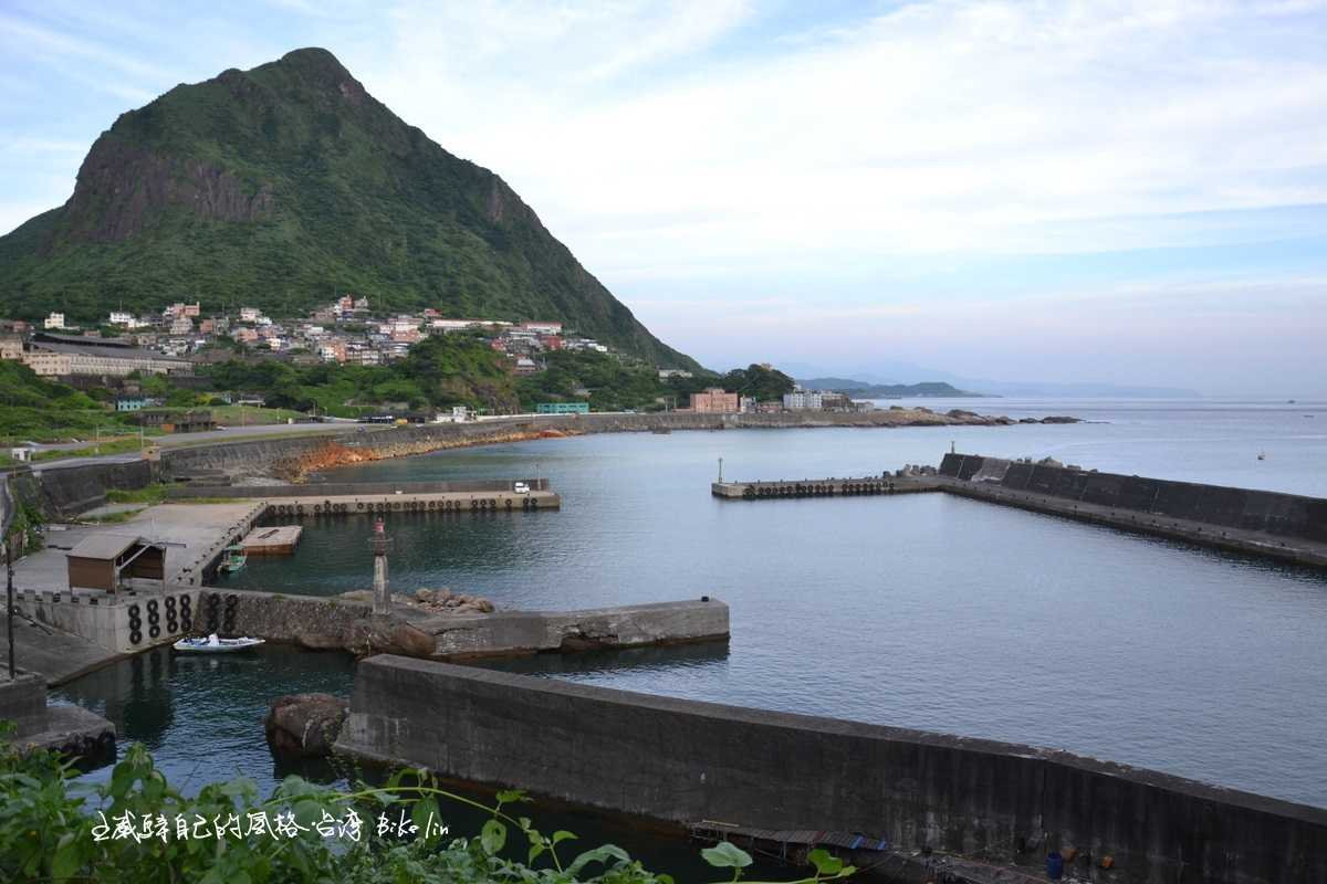 從漁港角度開展的山勢險峻「石尪山」