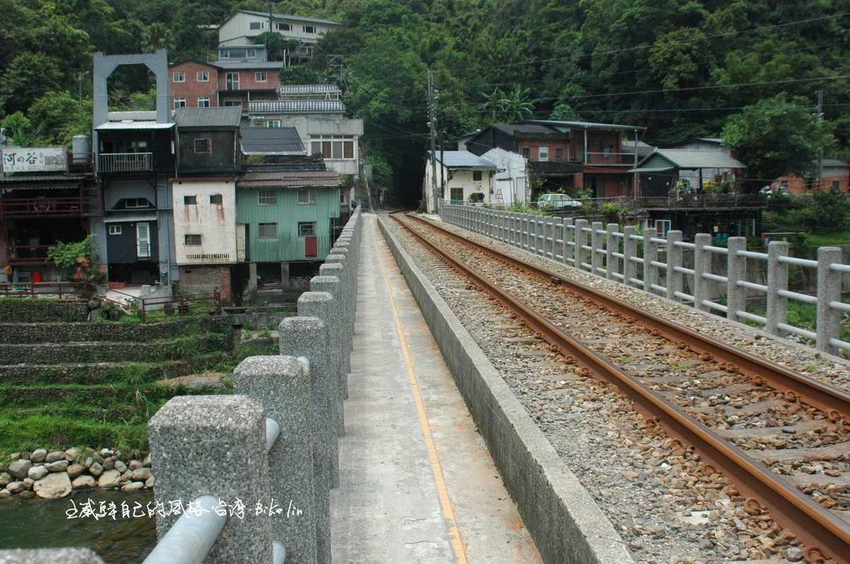 碩仁里小村落緊挨著鐵道旁羊腸小徑