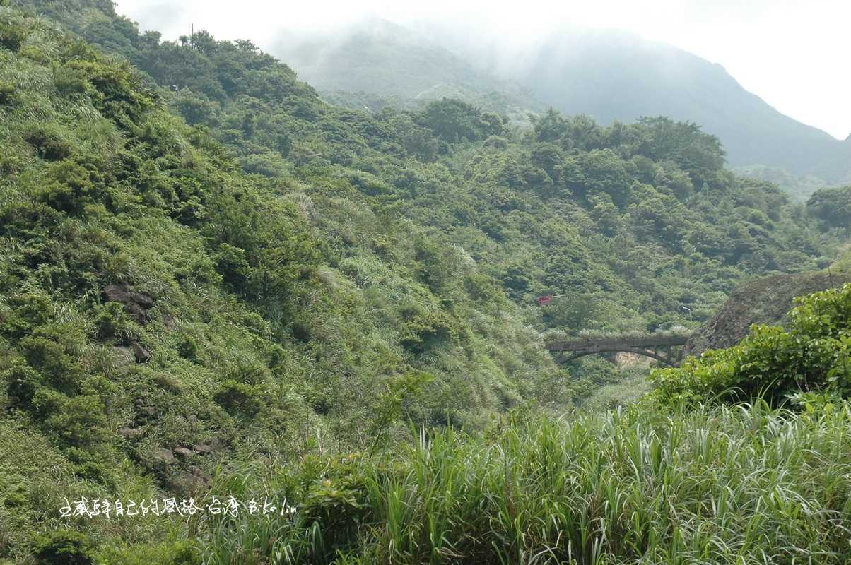 銳眼不時隱約略現「內九份溪圳橋」
