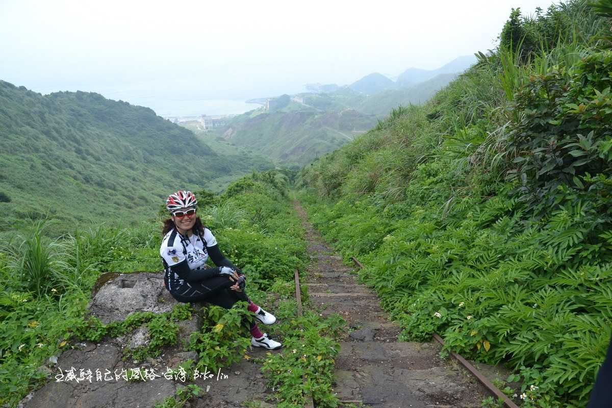 索道上半段仍保有昔日鐵軌