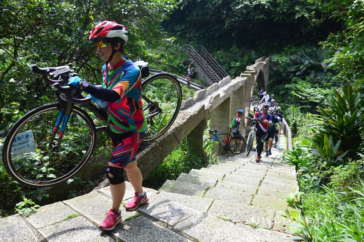謙卑恭順扛、推車拾階而上