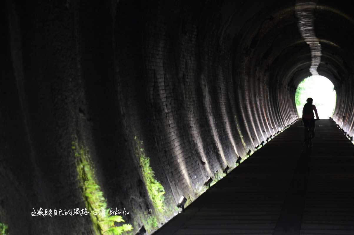 1899年開鑿五堵舊台鐵隧道，比「竹仔嶺隧道」晚了三年小了三歲