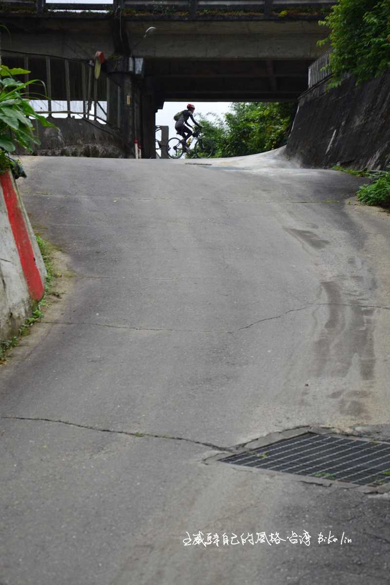 102瑞雙公路橋下短急陡坡考驗推車抉擇