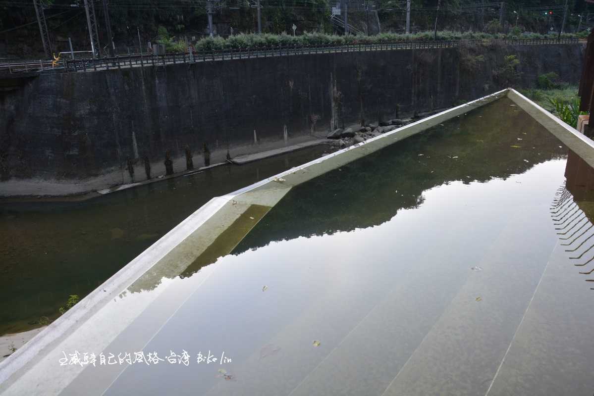 鏡面水池尾端在基隆河收尾的炫