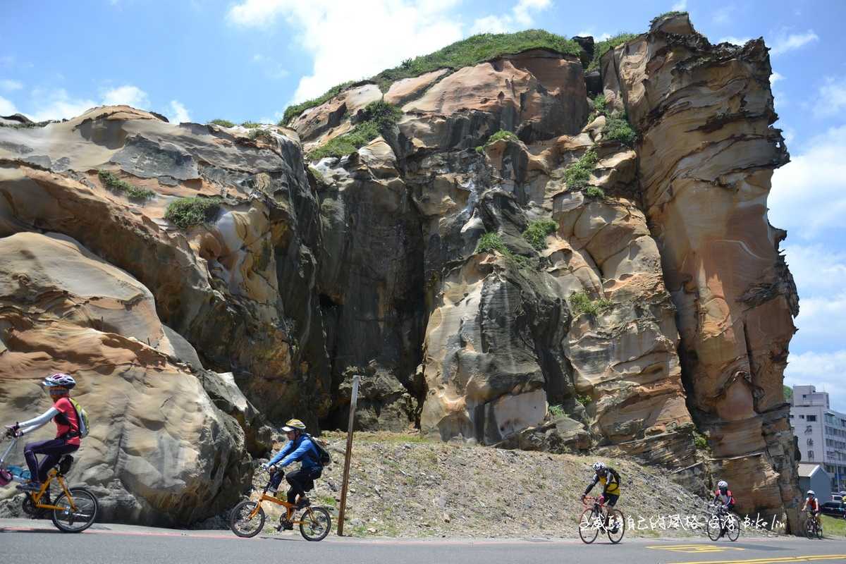 明顯被人為築路切割開砂岩