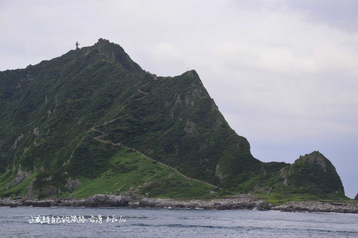 陡峭山路直上「基隆島燈塔」