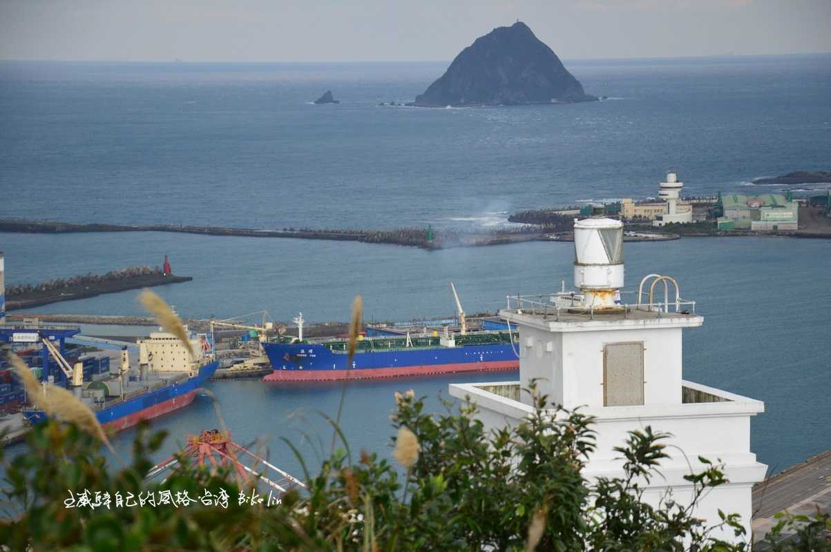 「球子山燈塔」賞遠方「基隆島燈塔」