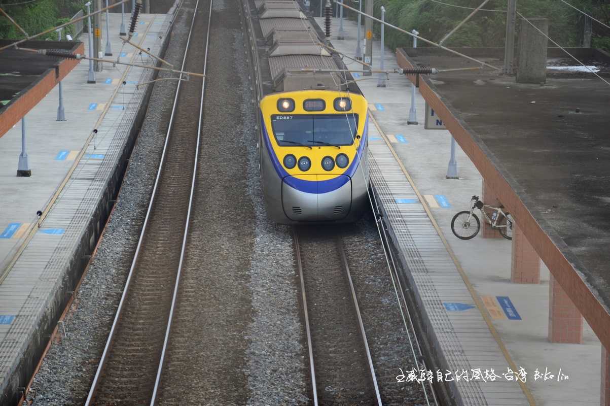 說不出來火車頭逼視的美感,兩鐵相遇在「南勢車站」