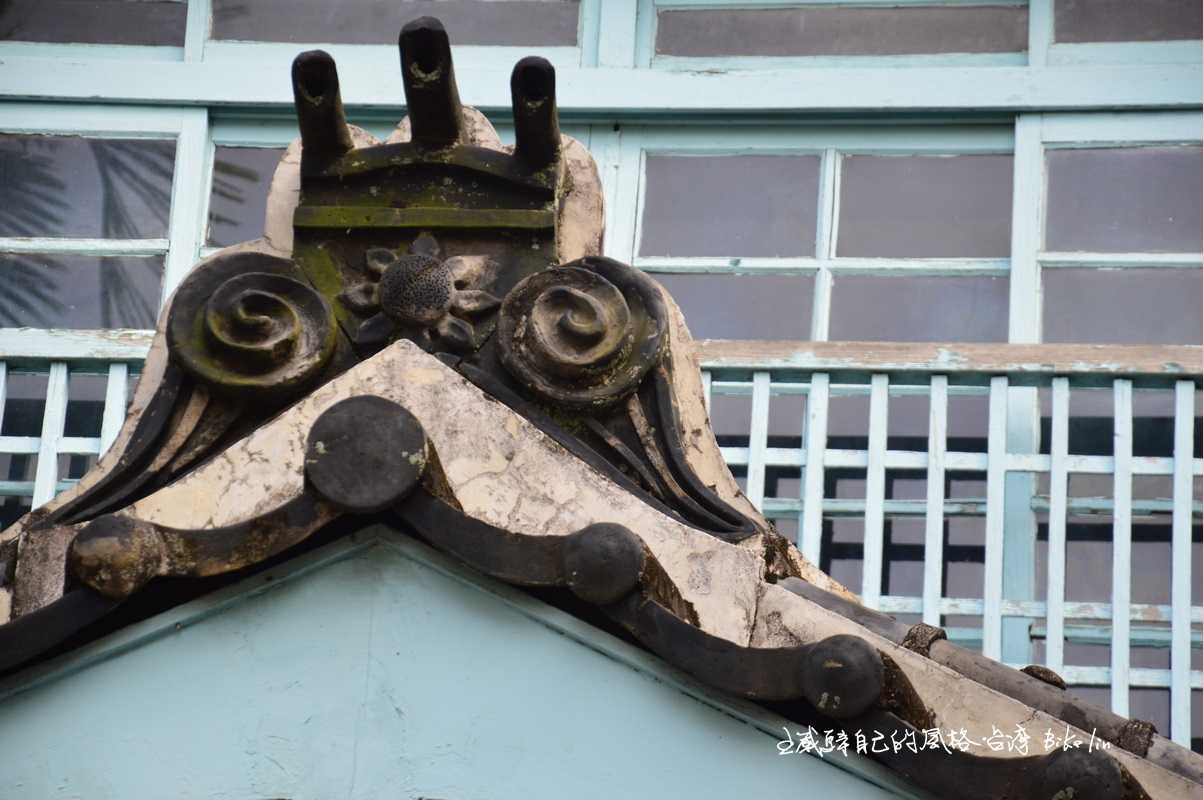 門廊上大鬼瓦上三隻槍管鬼頭,具有化解路沖風水意義