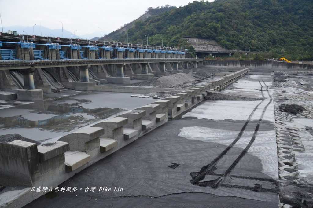 攔河堰前南北兩進水口地下水道幾乎引光水