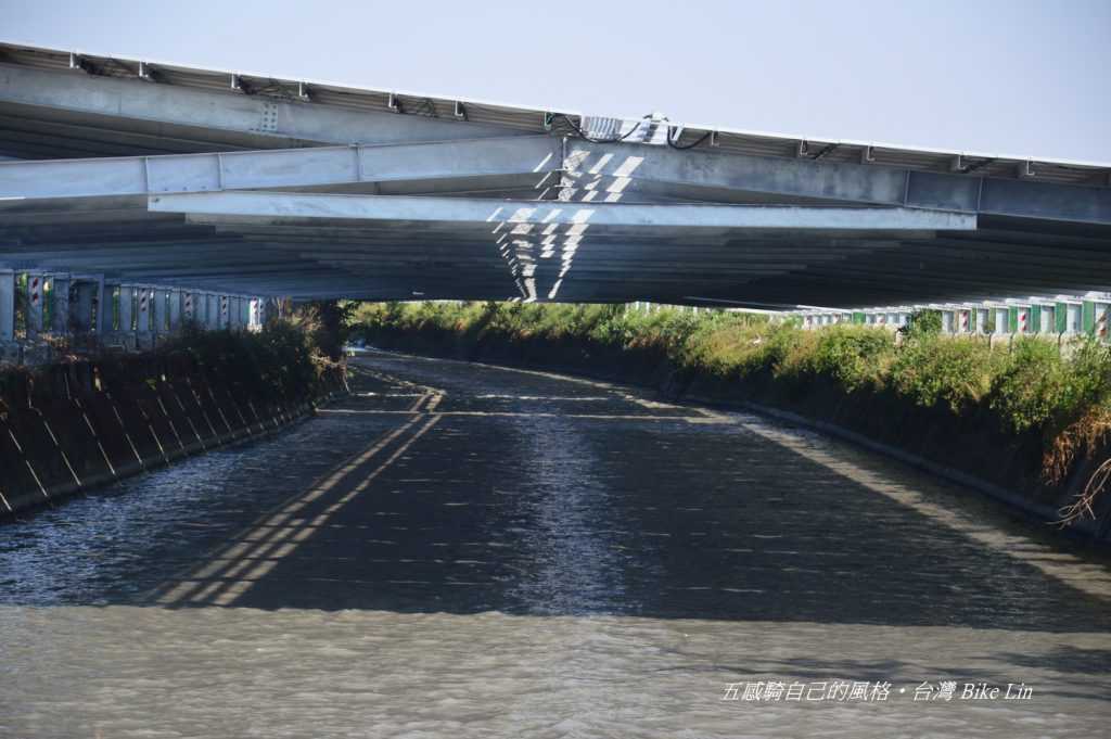 蓋起太陽能板嘉南大圳濁幹線車道