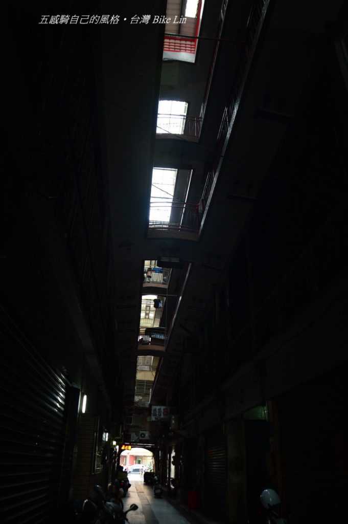 老街暗巷裡