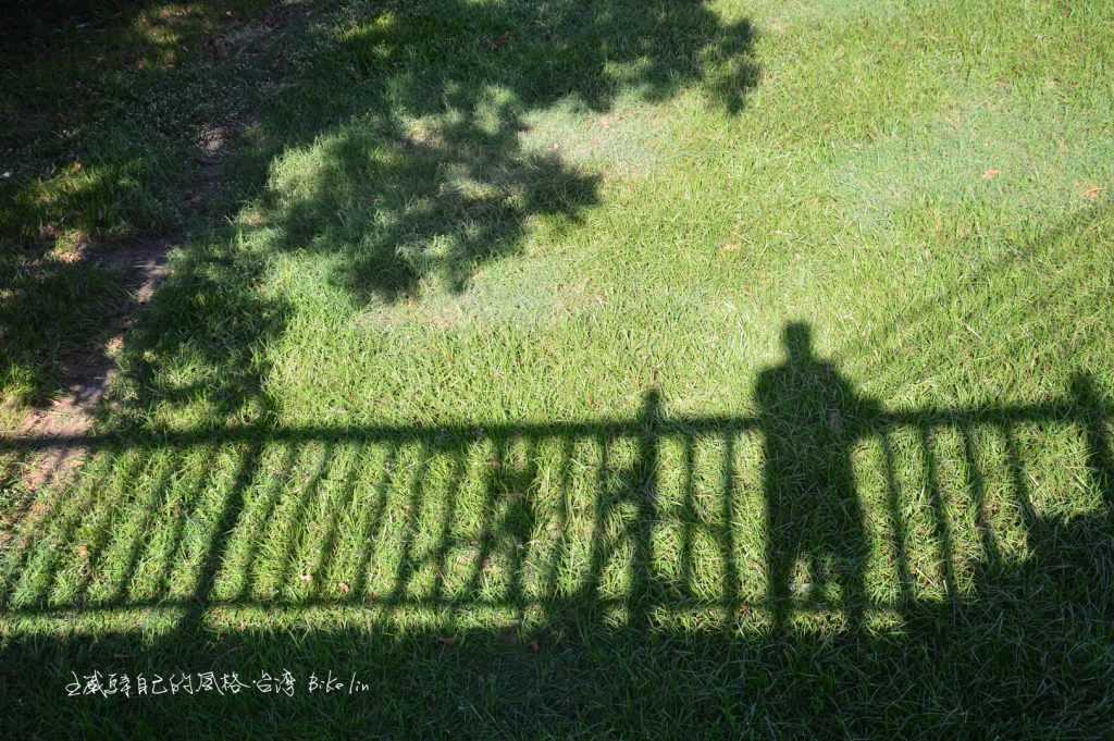 恆春國中校園旁連接東門古城牆道路，陸橋「飄浮城牆」