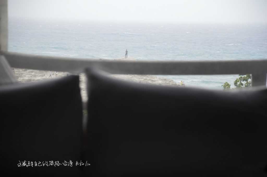 床頭上的單面山旅人