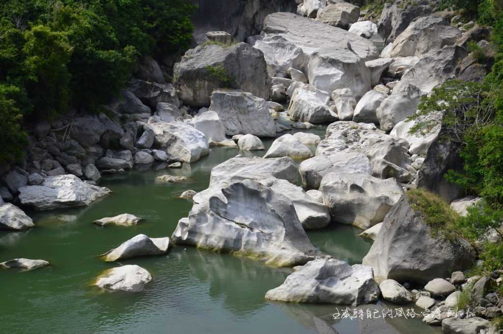 馬武窟溪岸白色石灰岩巨石 