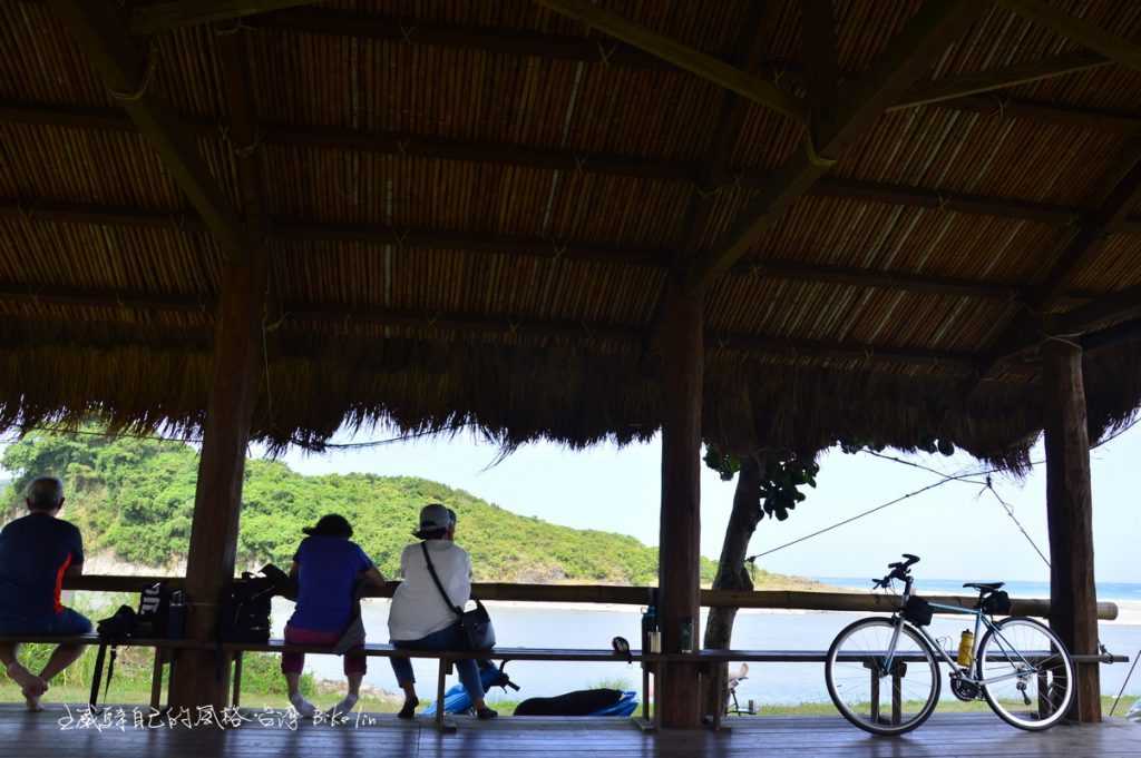 涼亭裡旅人與雲豹被徐徐傳送涼爽海風催眠著