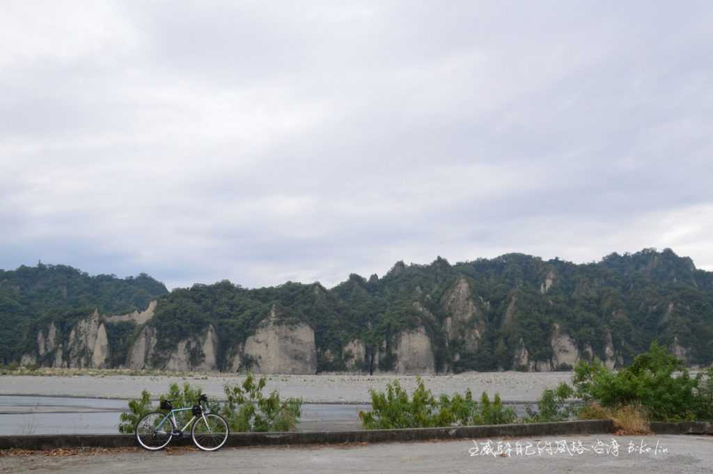 從卑南溪堤防車道直接觀賞最靠近的「小黃山」