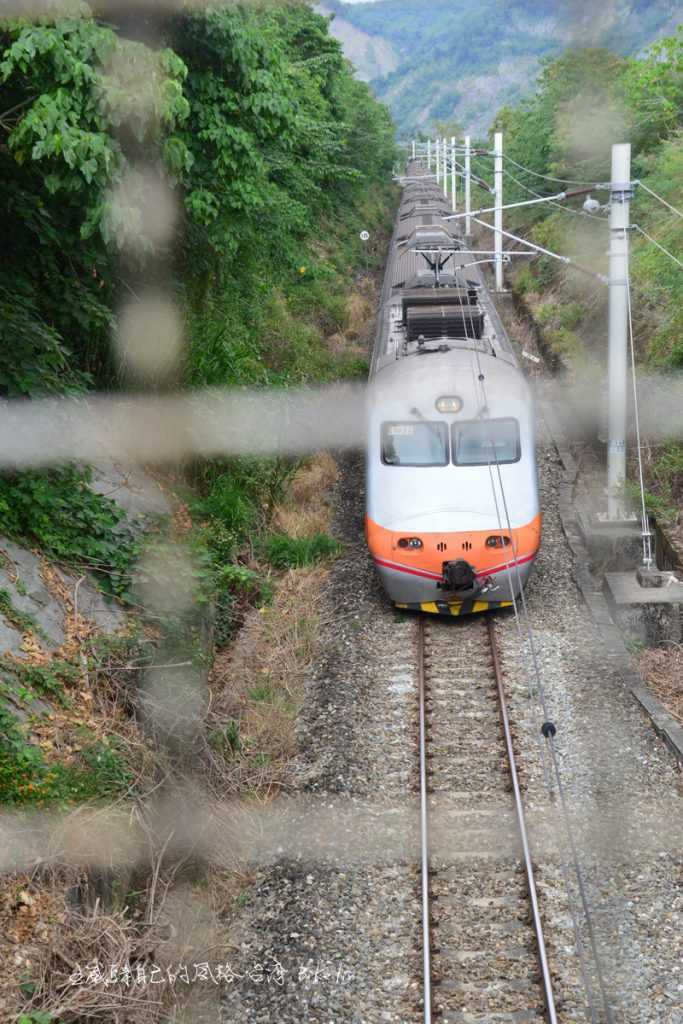 山里和平路鐵道陸橋俯看逼視火車