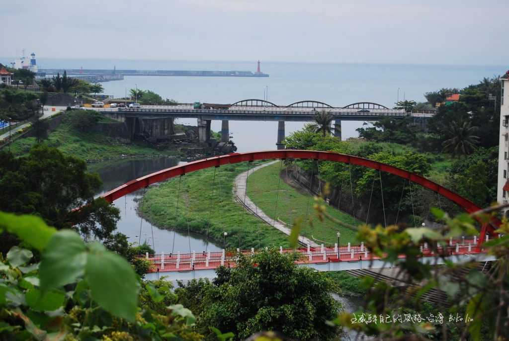 穿透美崙溪遙遠的「花蓮港紅燈塔」