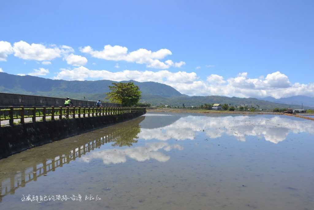 「紅石溪田野」藍天白雲關山水鏡