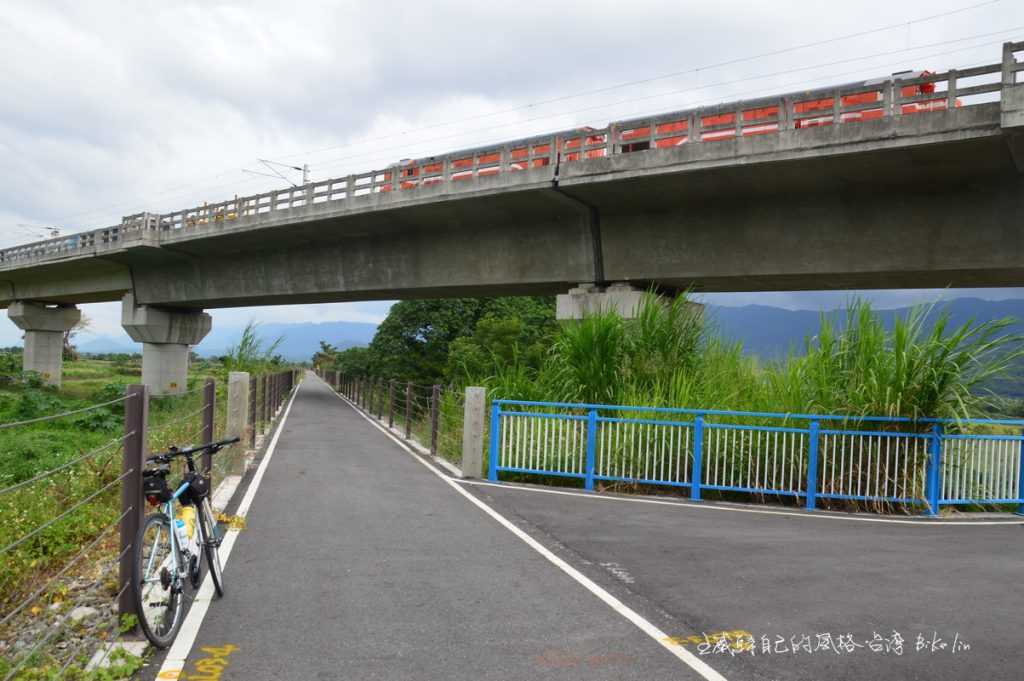 車友都需要一目了然「月眉、關山新/舊自行車道交會路口」指標系統