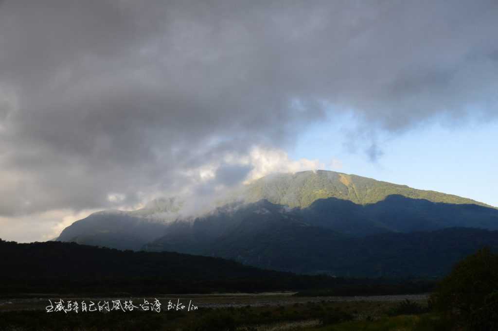 那一塊山景透空著，好似要彌補我