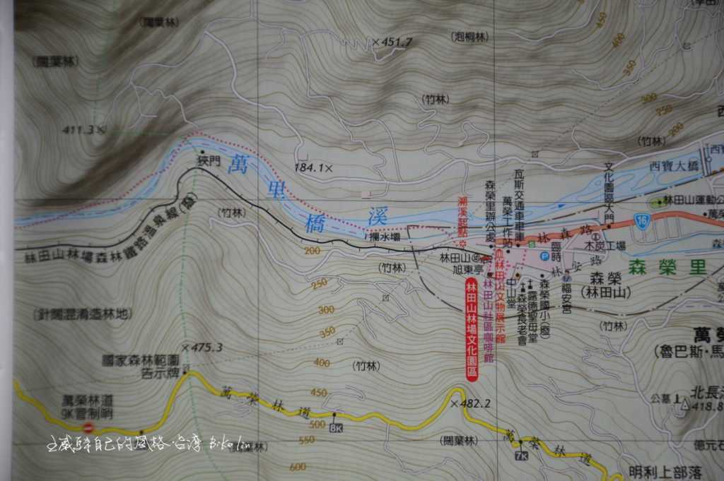 紙本地圖清晰顯示「旭東亭」旁保留住的廢墟鐵道，延伸林田山森林鐵路