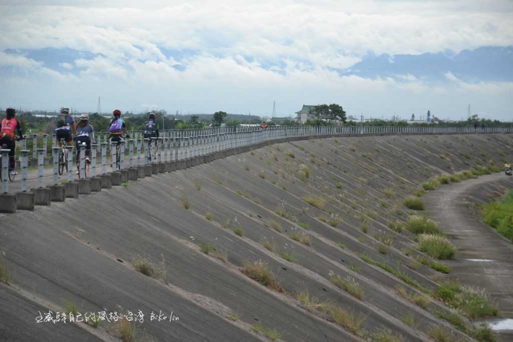 也是滾藍白邊的朴子溪堤頂左岸自行車道