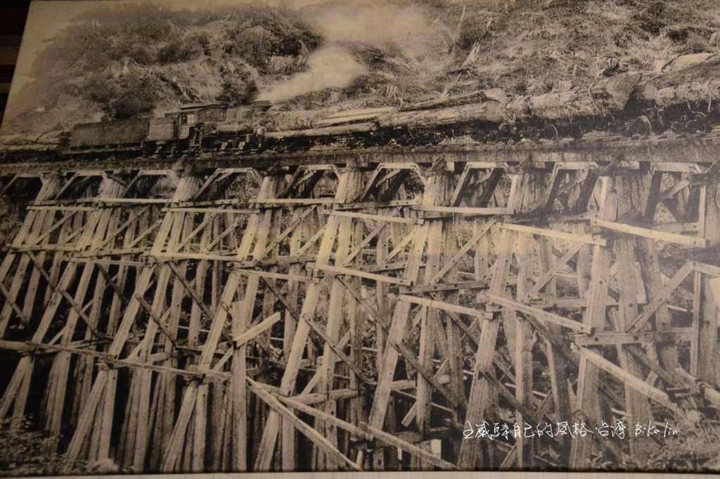 綿密木架橋上軌道奔馳載運遍體麟傷的巨木下山蒸氣火車