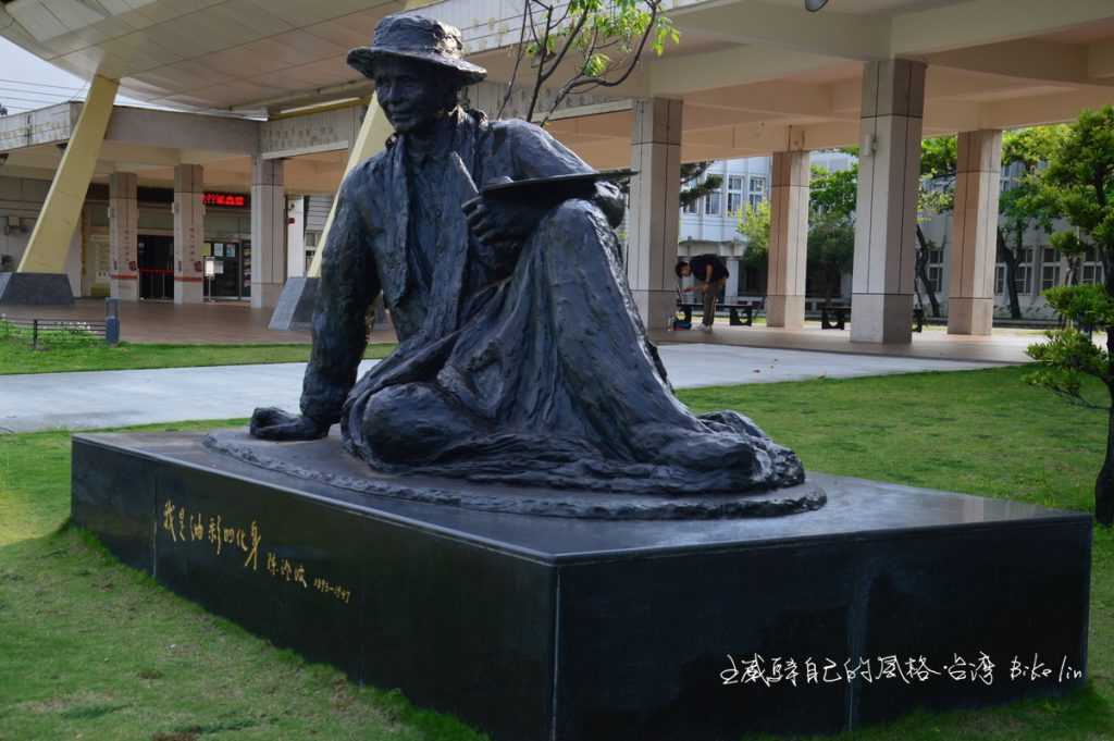 嘉義市文化中心陳澄波塑像「我是油彩的化身」