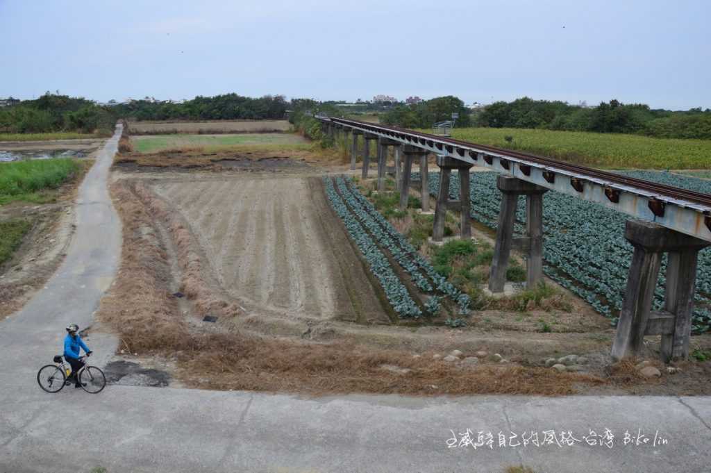 牢牢繫在復興鐵橋下，也想像「 如果有一天火車ㄟ轉來」