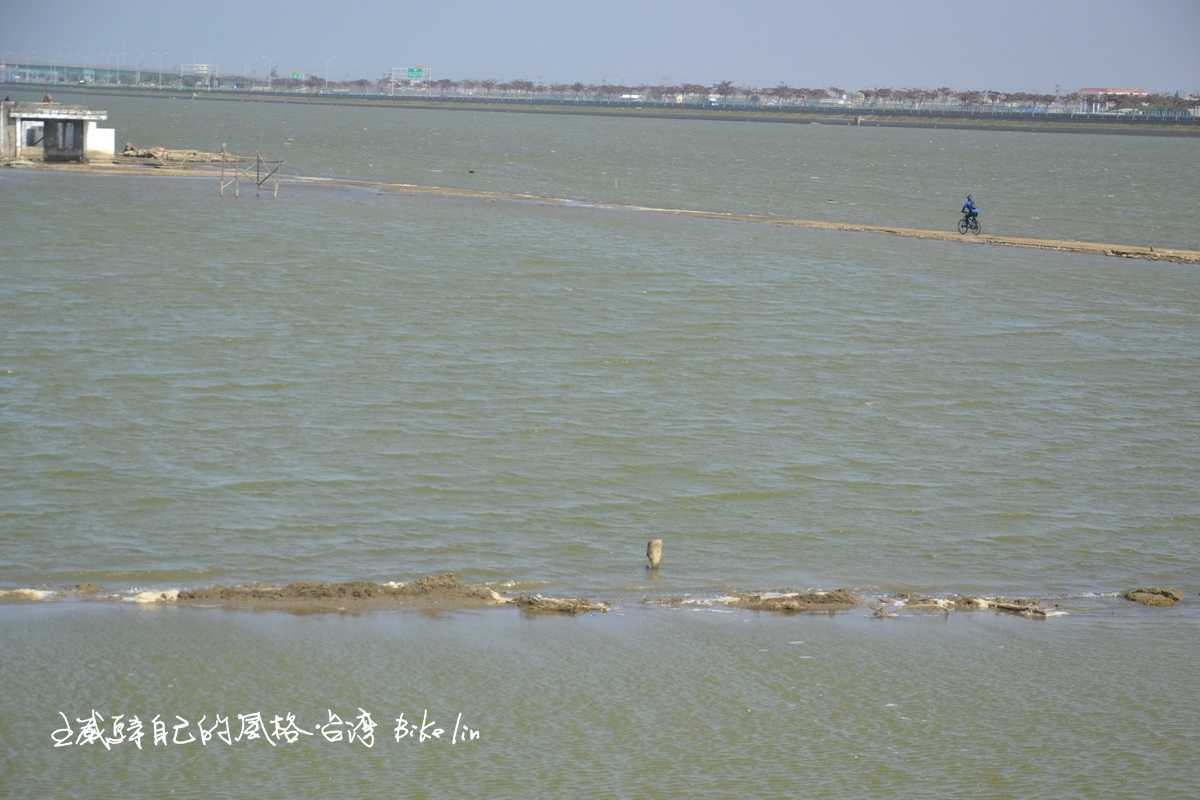海水倒灌鹽田上呈現一片白波的「白水湖」