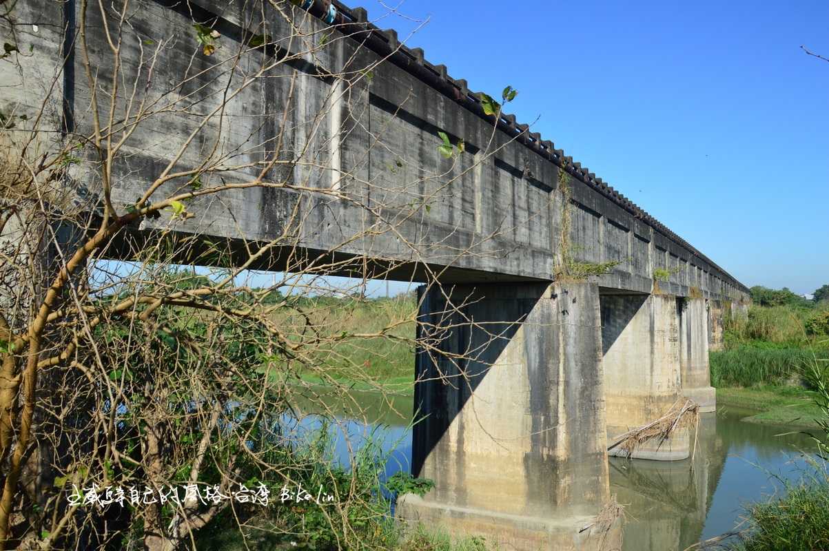 水圳流水流貫厚實橋面下渡槽內