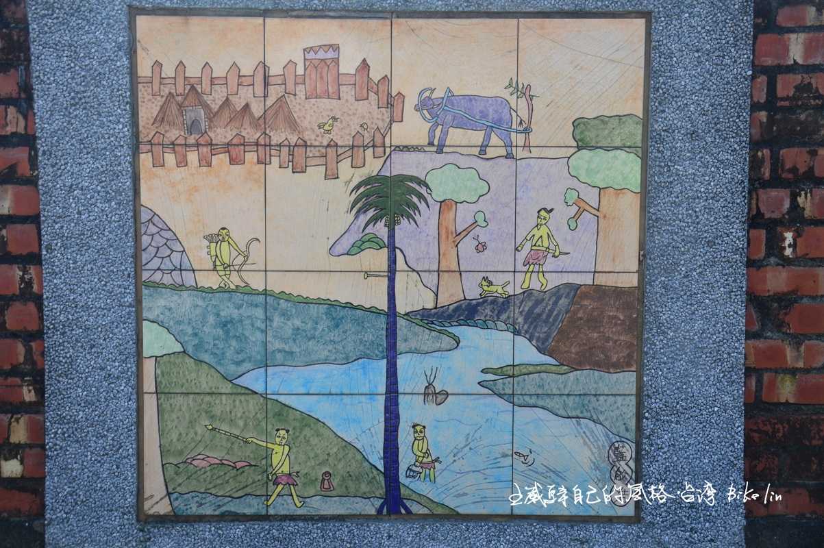 社區內以彩石拼貼繪出西拉雅神話故事