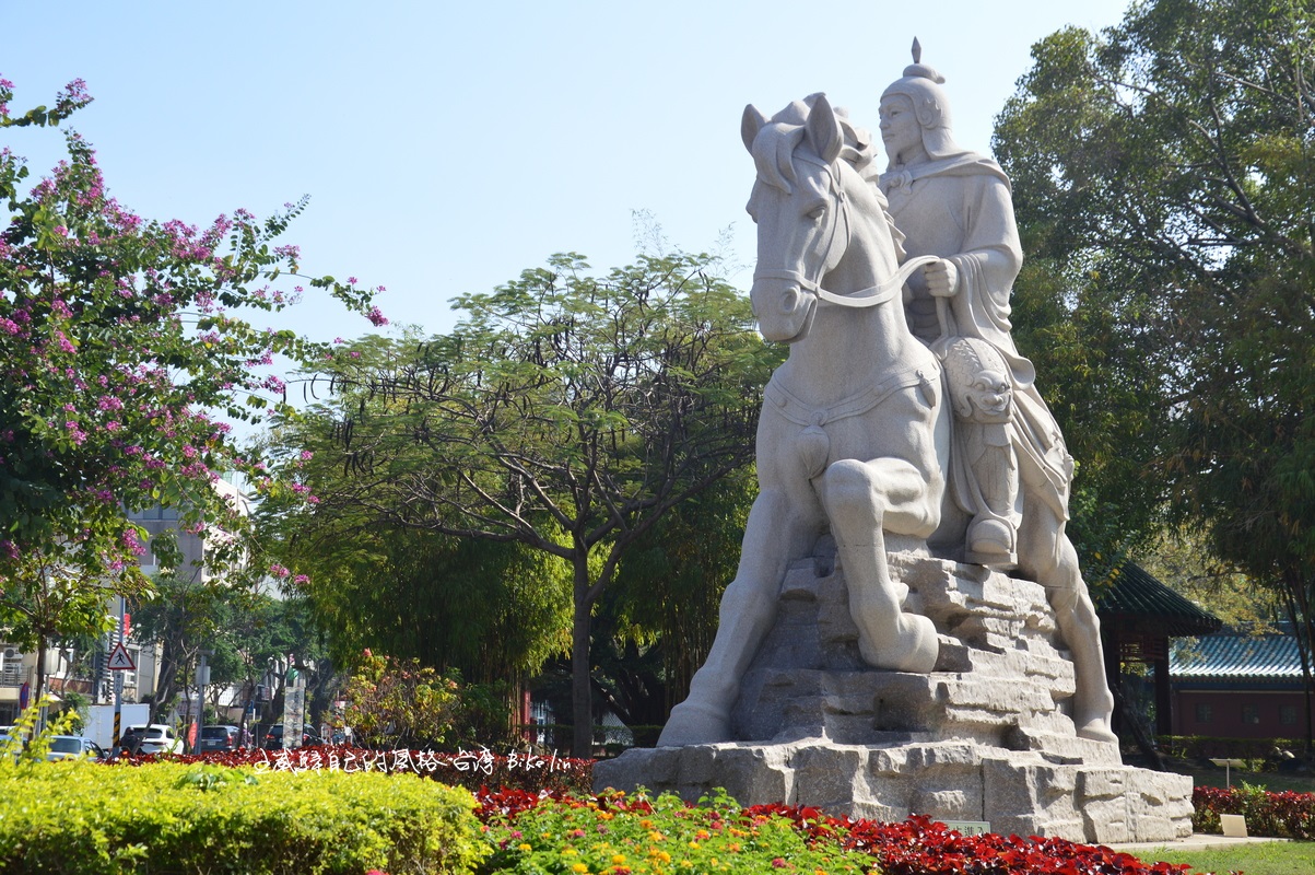 著戎莊威武鄭成功騎馬征伐石像