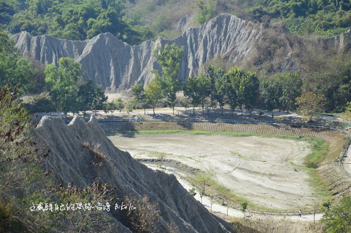 沒雨季後匯集豐富池水變幻水影的「田寮月世界」