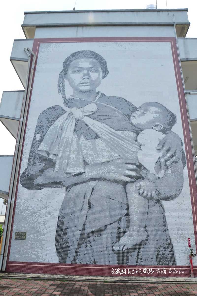 讓人動容溫馨母愛「台灣平埔族婦女揹著沉睡嬰兒壁畫」