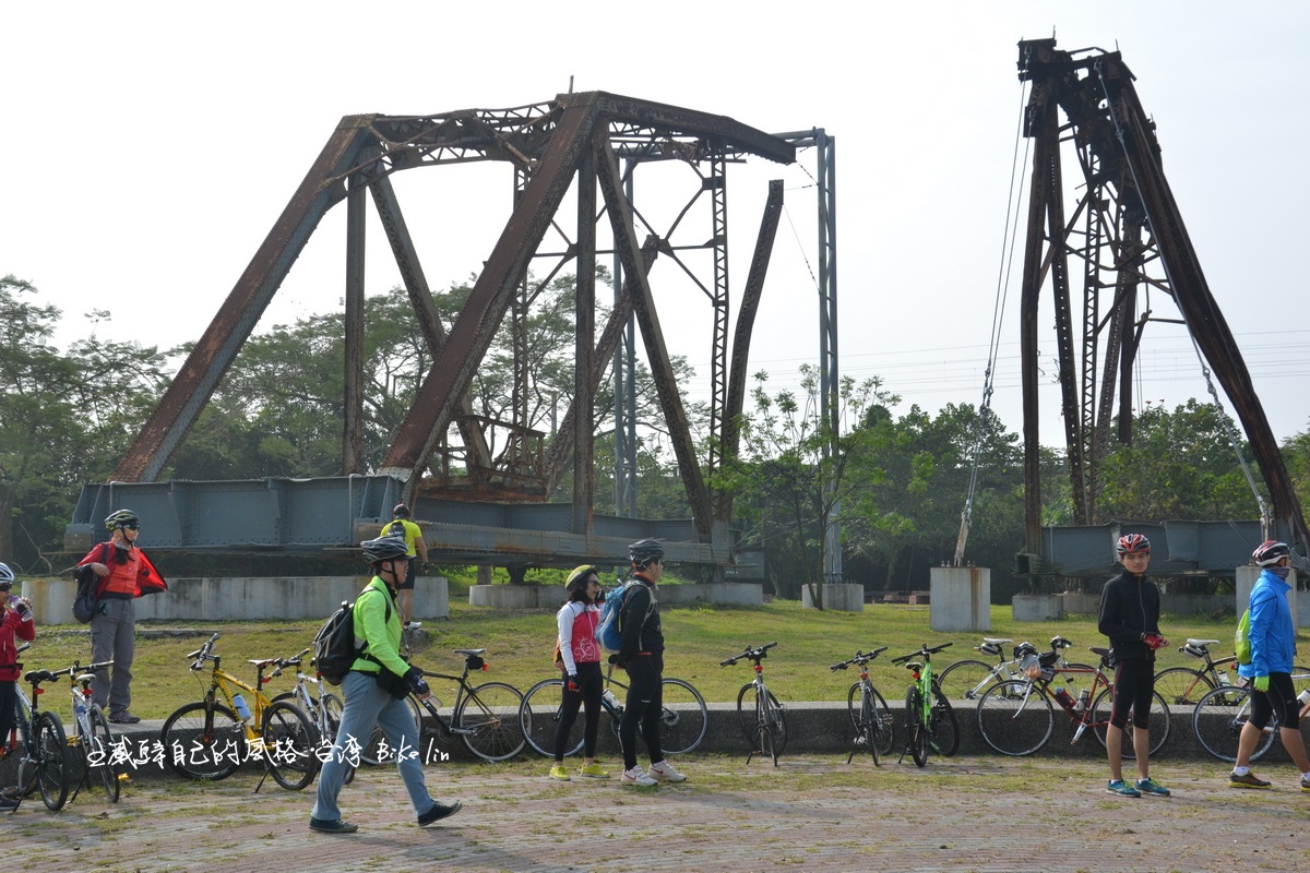 保存被密集颱風水災沖壞舊鐵橋橋墩鐵架